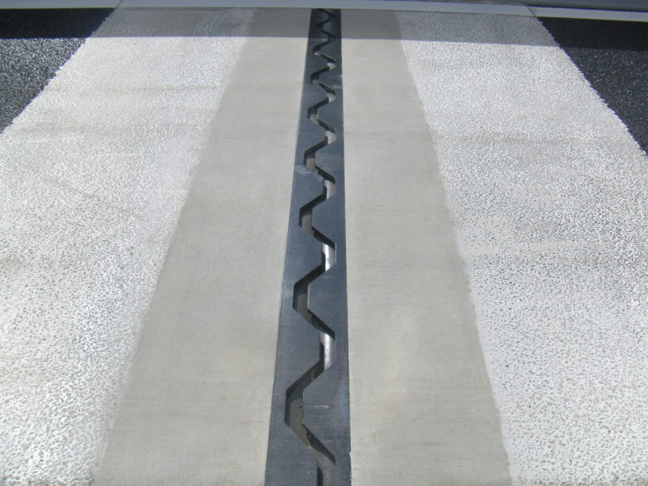 伸縮装置の後打コンクリート