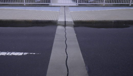 伸縮装置の地覆処理―意外な落とし穴！地覆次第で止水性は大きく変わる